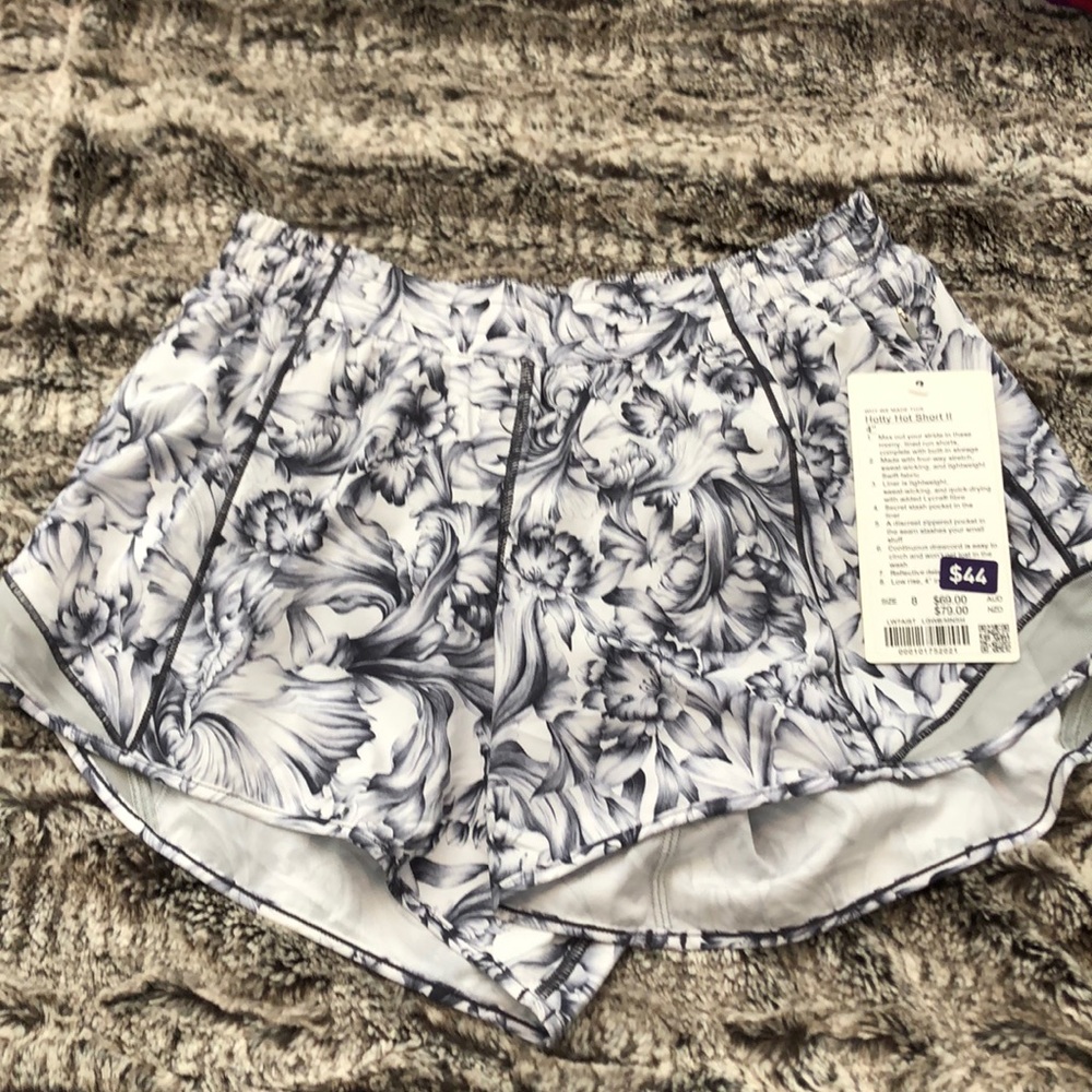 Lululemon Hotty Hot Short II 4” Sz 8